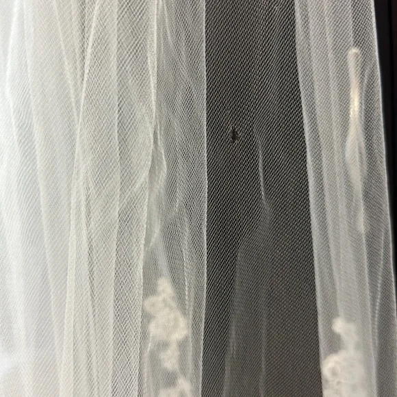 Sara Gabriel Floral Lace Chelsea Veil, pale ivory 90 inches - Picture 5 of 12